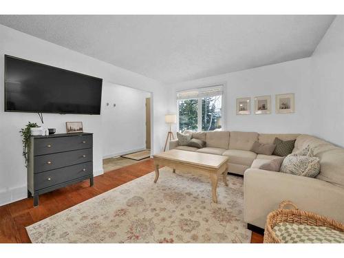 409 Ranchview Court Nw, Calgary, AB - Indoor Photo Showing Living Room