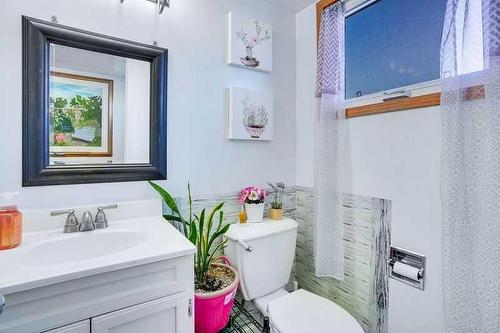 1248 Berkley Drive Nw, Calgary, AB - Indoor Photo Showing Bathroom