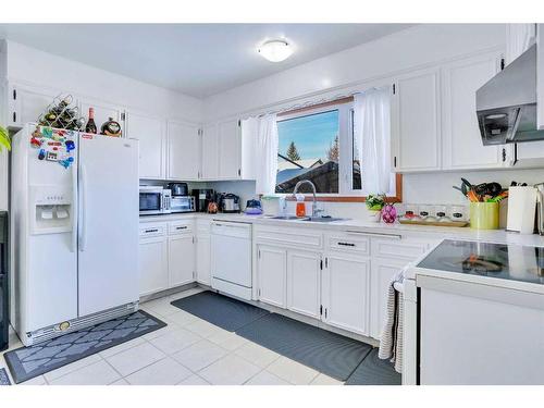 1248 Berkley Drive Nw, Calgary, AB - Indoor Photo Showing Kitchen