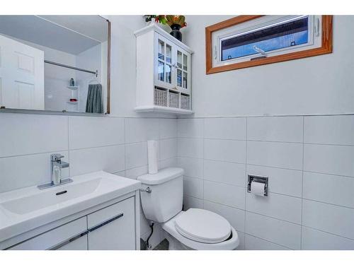 1248 Berkley Drive Nw, Calgary, AB - Indoor Photo Showing Bathroom