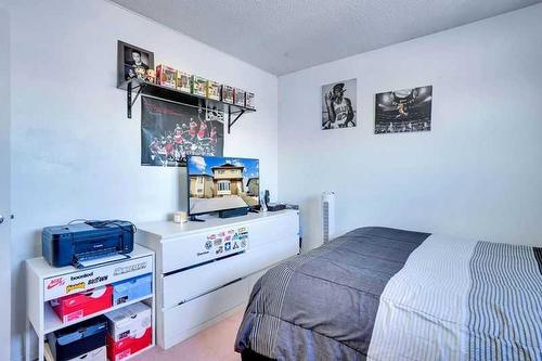 1248 Berkley Drive Nw, Calgary, AB - Indoor Photo Showing Bedroom