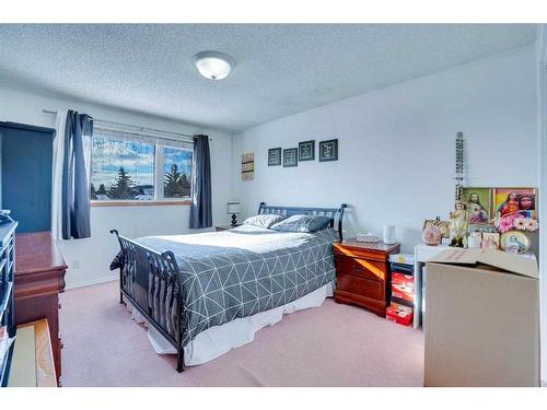 1248 Berkley Drive Nw, Calgary, AB - Indoor Photo Showing Bedroom