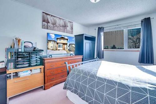 1248 Berkley Drive Nw, Calgary, AB - Indoor Photo Showing Bedroom