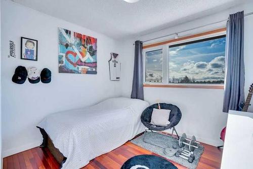 1248 Berkley Drive Nw, Calgary, AB - Indoor Photo Showing Bedroom