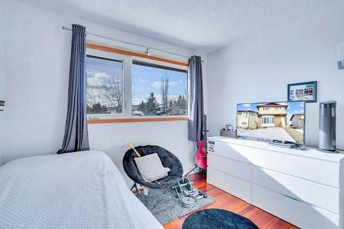 1248 Berkley Drive Nw, Calgary, AB - Indoor Photo Showing Bedroom