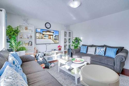 1248 Berkley Drive Nw, Calgary, AB - Indoor Photo Showing Living Room