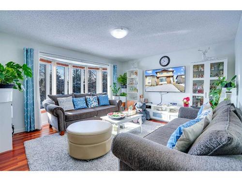 1248 Berkley Drive Nw, Calgary, AB - Indoor Photo Showing Living Room