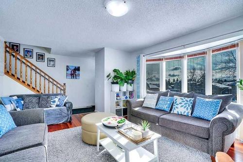 1248 Berkley Drive Nw, Calgary, AB - Indoor Photo Showing Living Room