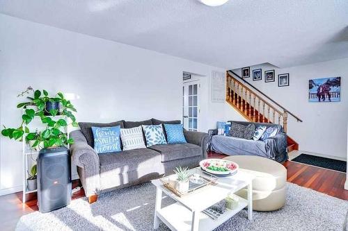 1248 Berkley Drive Nw, Calgary, AB - Indoor Photo Showing Living Room