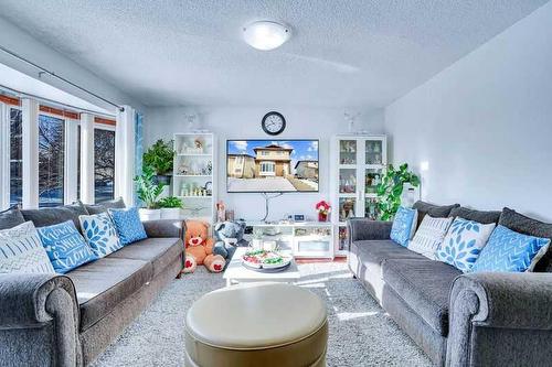 1248 Berkley Drive Nw, Calgary, AB - Indoor Photo Showing Living Room