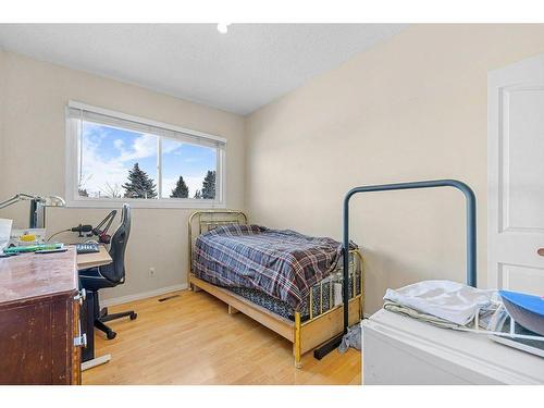 2606 Dover Ridge Drive Se, Calgary, AB - Indoor Photo Showing Bedroom