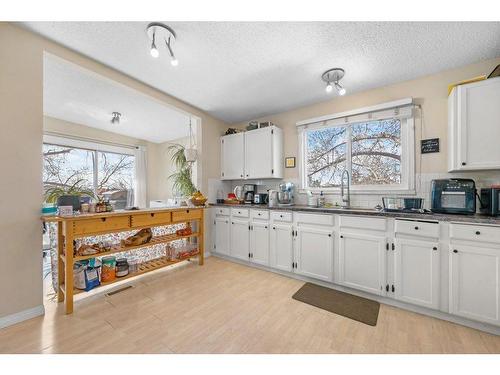 2606 Dover Ridge Drive Se, Calgary, AB - Indoor Photo Showing Kitchen