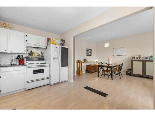 2606 Dover Ridge Drive Se, Calgary, AB - Indoor Photo Showing Kitchen