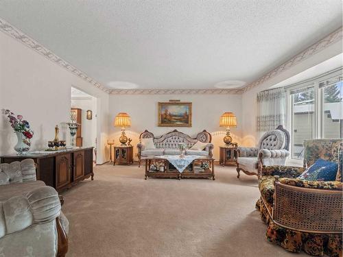 112 Parkside Place Se, Calgary, AB - Indoor Photo Showing Living Room