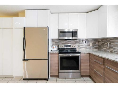 7615 Hunterview Drive Nw, Calgary, AB - Indoor Photo Showing Kitchen