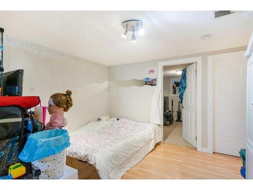 7615 Hunterview Drive Nw, Calgary, AB - Indoor Photo Showing Bedroom