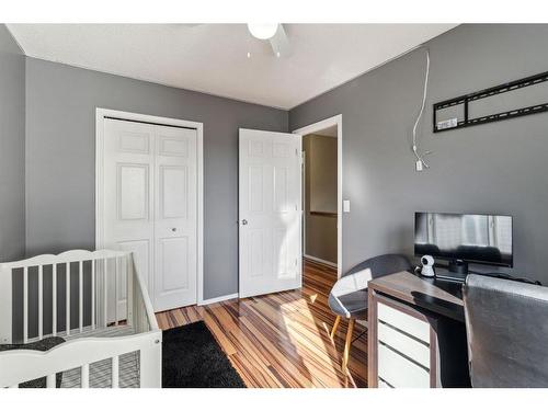 266 Cranwell Bay Se, Calgary, AB - Indoor Photo Showing Bedroom