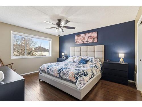 266 Cranwell Bay Se, Calgary, AB - Indoor Photo Showing Bedroom