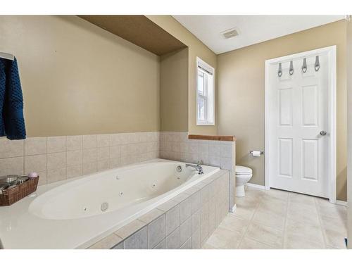 266 Cranwell Bay Se, Calgary, AB - Indoor Photo Showing Bathroom