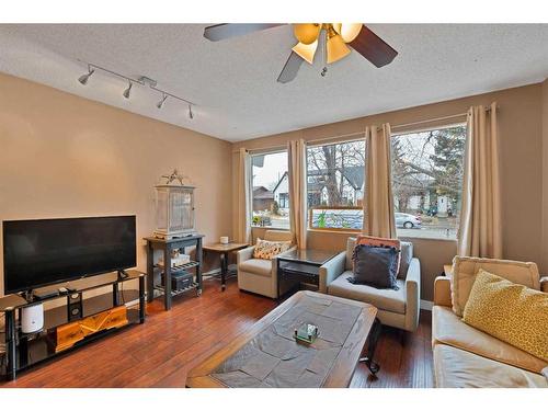 6512 34 Street Sw, Calgary, AB - Indoor Photo Showing Living Room