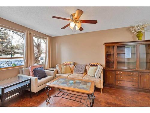 6512 34 Street Sw, Calgary, AB - Indoor Photo Showing Bedroom