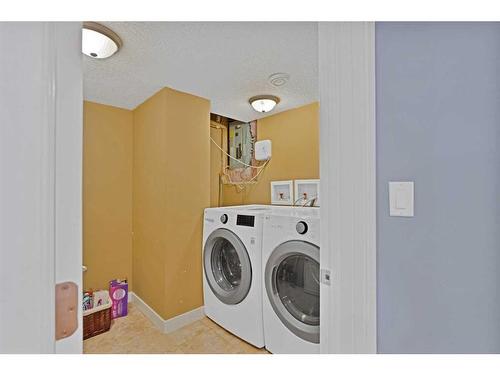 6512 34 Street Sw, Calgary, AB - Indoor Photo Showing Bathroom