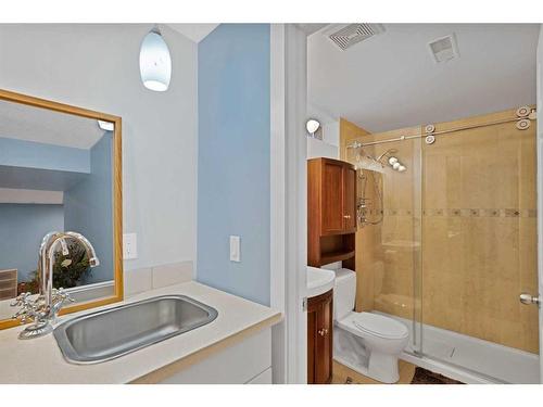 6512 34 Street Sw, Calgary, AB - Indoor Photo Showing Bathroom