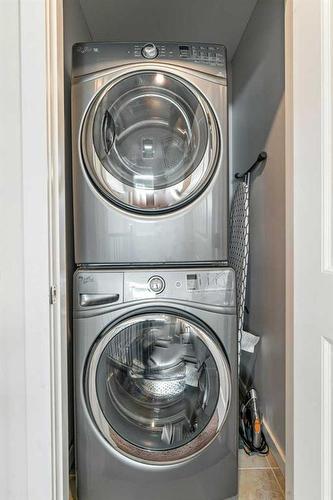 98 Marquis Common Se, Calgary, AB - Indoor Photo Showing Laundry Room