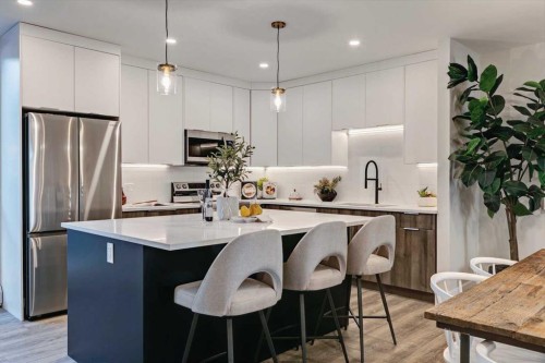 2-923 1 Avenue Nw, Calgary, AB - Indoor Photo Showing Kitchen With Upgraded Kitchen
