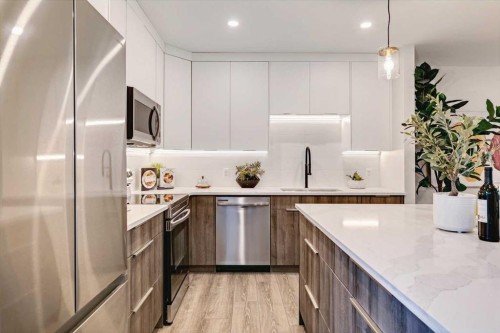 2-923 1 Avenue Nw, Calgary, AB - Indoor Photo Showing Kitchen With Upgraded Kitchen