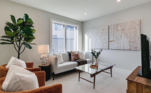 2-923 1 Avenue Nw, Calgary, AB - Indoor Photo Showing Living Room