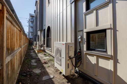 2-923 1 Avenue Nw, Calgary, AB - Indoor Photo Showing Other Room