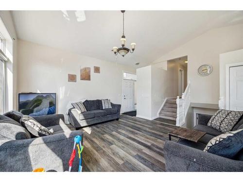 7135 Temple Drive Ne, Calgary, AB - Indoor Photo Showing Living Room