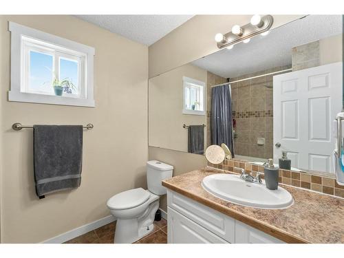 7 Taraglen Road Ne, Calgary, AB - Indoor Photo Showing Bathroom