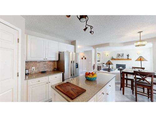 238 Valley Glen Heights Nw, Calgary, AB - Indoor Photo Showing Kitchen