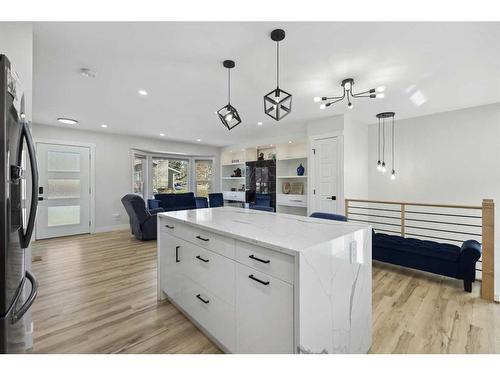 392 Cantrell Drive Sw, Calgary, AB - Indoor Photo Showing Kitchen