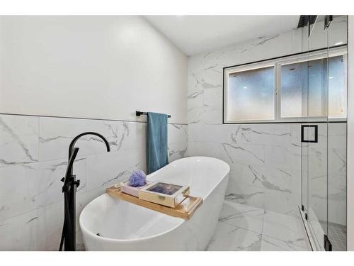 392 Cantrell Drive Sw, Calgary, AB - Indoor Photo Showing Bathroom