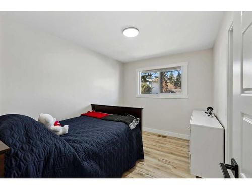 392 Cantrell Drive Sw, Calgary, AB - Indoor Photo Showing Bedroom