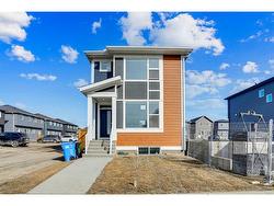 208 Corner Glen Avenue NE Calgary, AB T3N 2L8