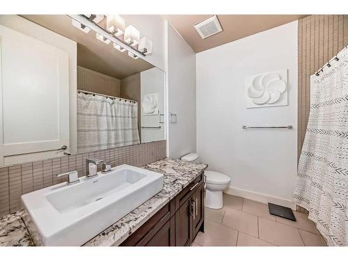 16 Rockcliff Point Nw, Calgary, AB - Indoor Photo Showing Bathroom