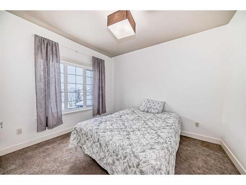 16 Rockcliff Point Nw, Calgary, AB - Indoor Photo Showing Bedroom