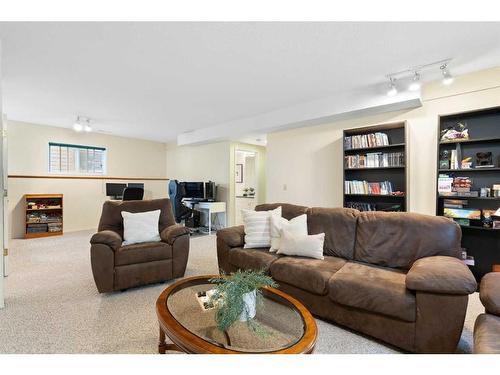 81 Shawinigan Road Sw, Calgary, AB - Indoor Photo Showing Living Room