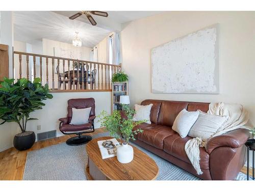 81 Shawinigan Road Sw, Calgary, AB - Indoor Photo Showing Living Room