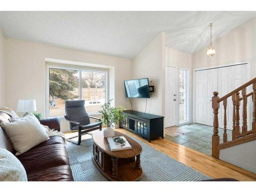 81 Shawinigan Road Sw, Calgary, AB - Indoor Photo Showing Living Room