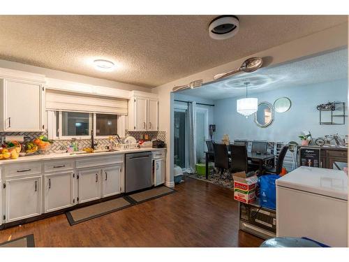 3439 56 Street Ne, Calgary, AB - Indoor Photo Showing Kitchen