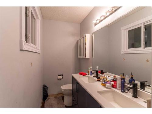 3439 56 Street Ne, Calgary, AB - Indoor Photo Showing Bathroom