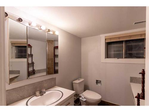 3439 56 Street Ne, Calgary, AB - Indoor Photo Showing Bathroom