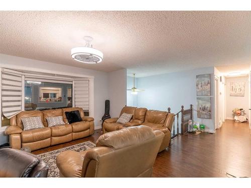 3439 56 Street Ne, Calgary, AB - Indoor Photo Showing Living Room