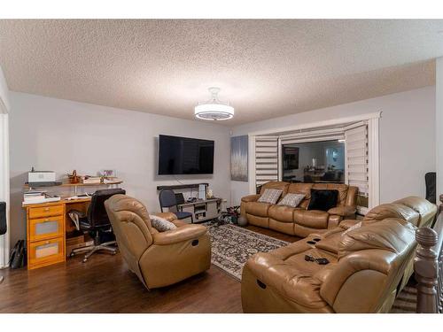 3439 56 Street Ne, Calgary, AB - Indoor Photo Showing Living Room