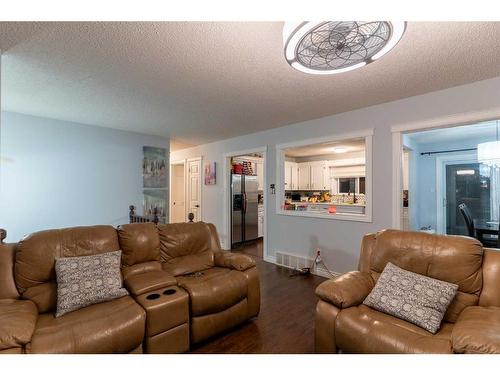 3439 56 Street Ne, Calgary, AB - Indoor Photo Showing Living Room